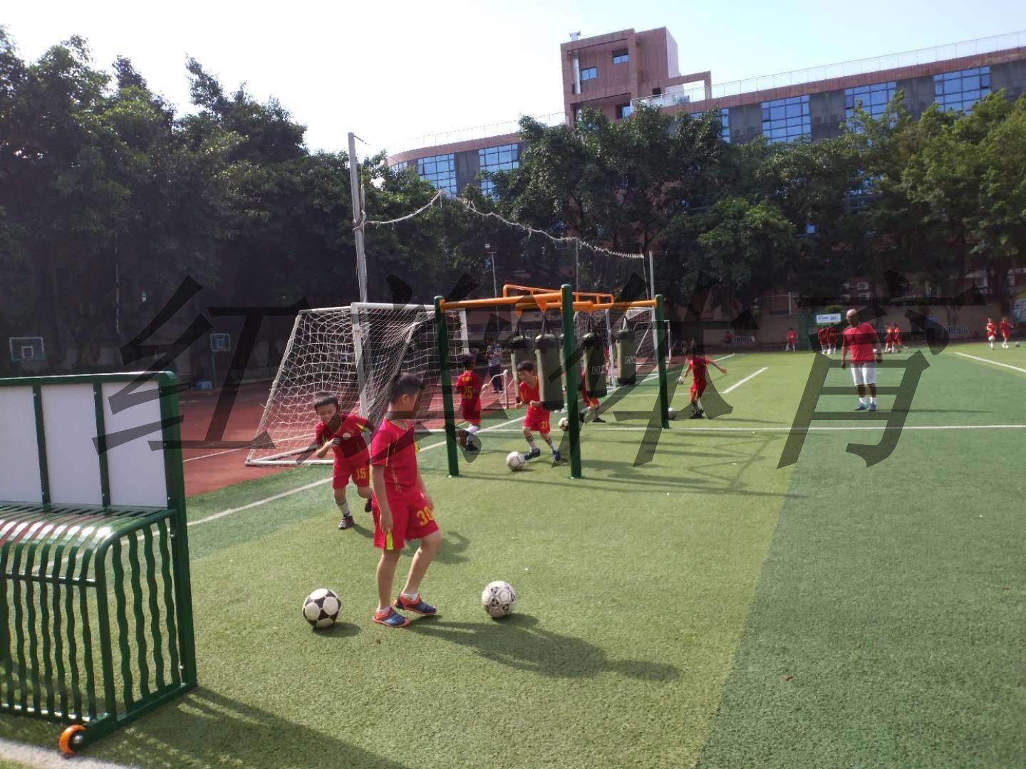 足球训练器材在学校的应用