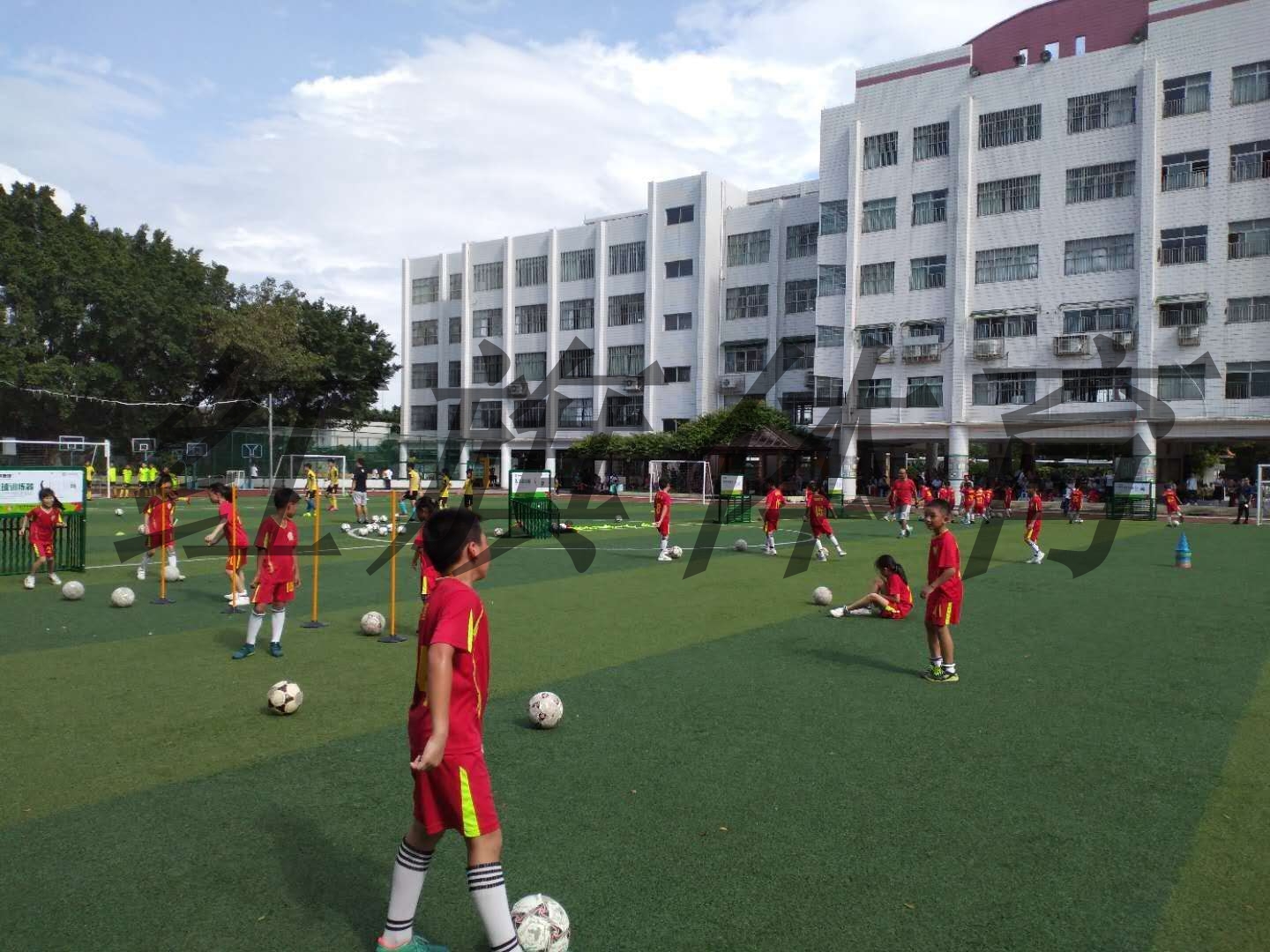 足球训练器材在学校的应用