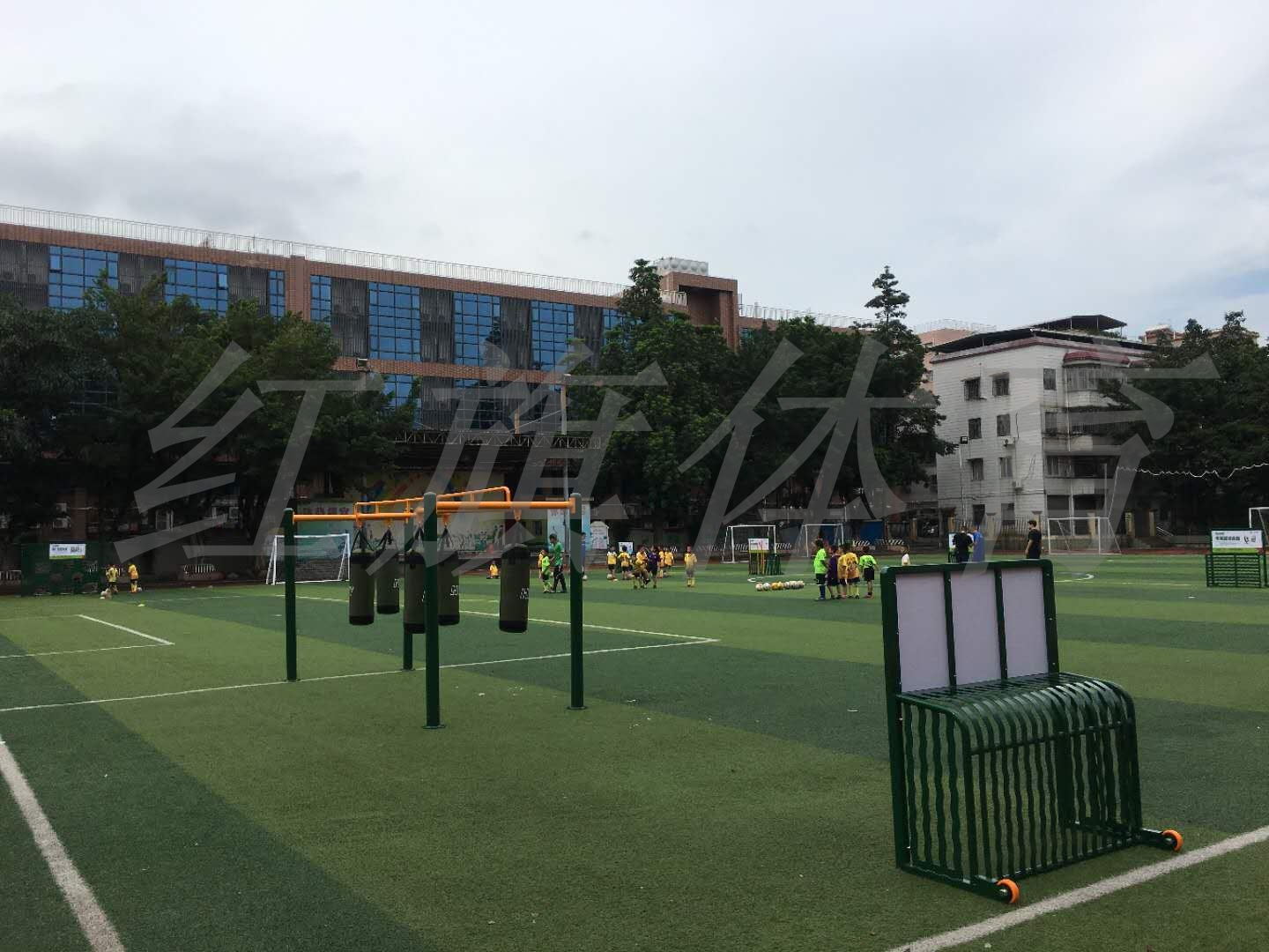 足球训练器材在学校的应用